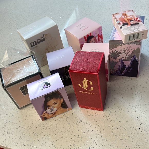 Ariana Grande perfume boxes empty - Picture 2 of 3